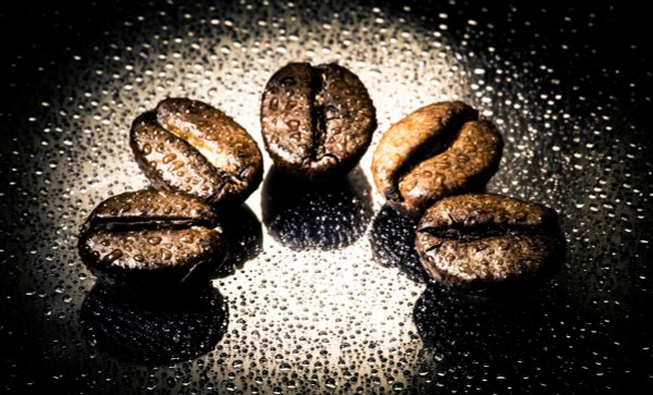 Kaffebohnen auf schwarzen Hintergrund